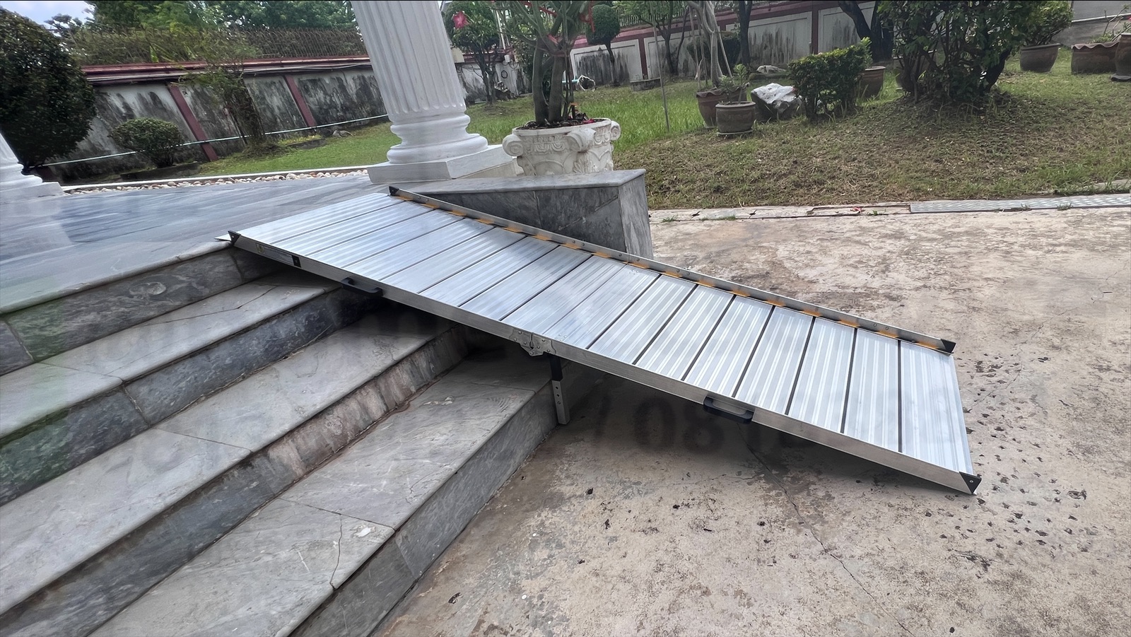 ทางลาดรถเข็นอลูมิเนียมยาวพิเศษ262ซม. (262x75x5.5cm) พับครึ่งด้านกว้าง หนัก 27kg - Aluminium Ramp 262x75x5.5cm 27 kg