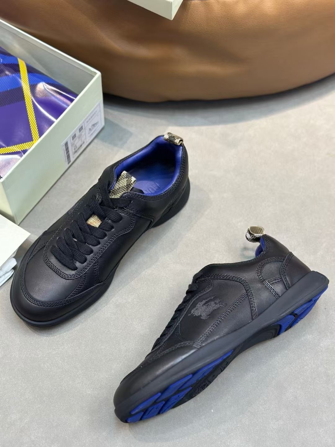 **DO** รองเท้าหนัง Burberry Leather Matrix Sneakers ของผู้ชาย สินค้าใหม่ ของแท้