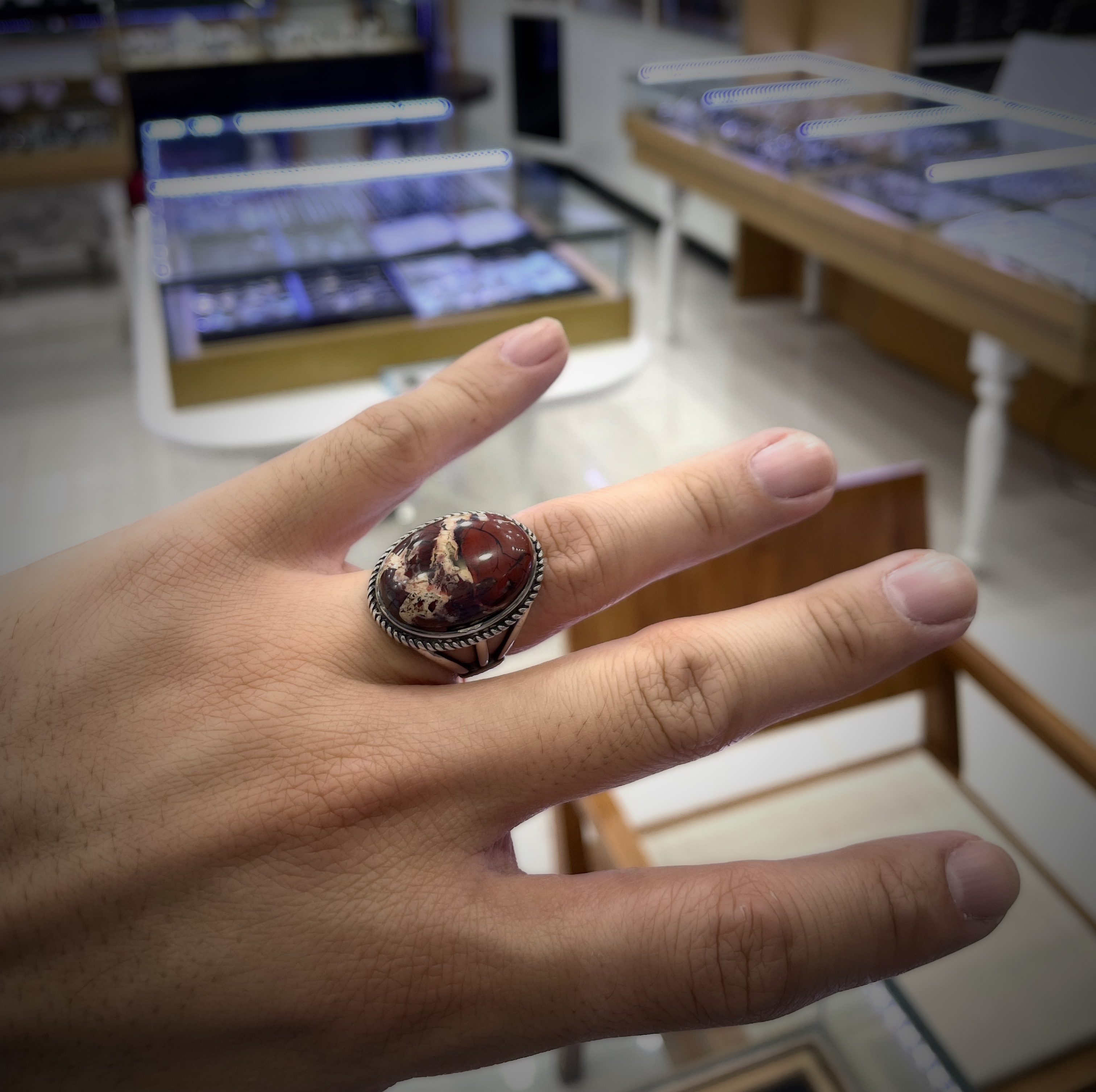 แหวนเงิน #แจสเปอร์ (Silver Ring with Jasper) เสริมบารมีด้านการงาน กระตุ้นการตัดสินใจ ช่วยให้มีกระบวนการคิดวิเคราะห์อย่างเป็นระบบ เสริมเสน่ห์ สร้างความรัก และความเข้าใจระหว่างคู่สามีภรรยา ทั้งยังช่วยลดความเครียดได้อีกด้วย