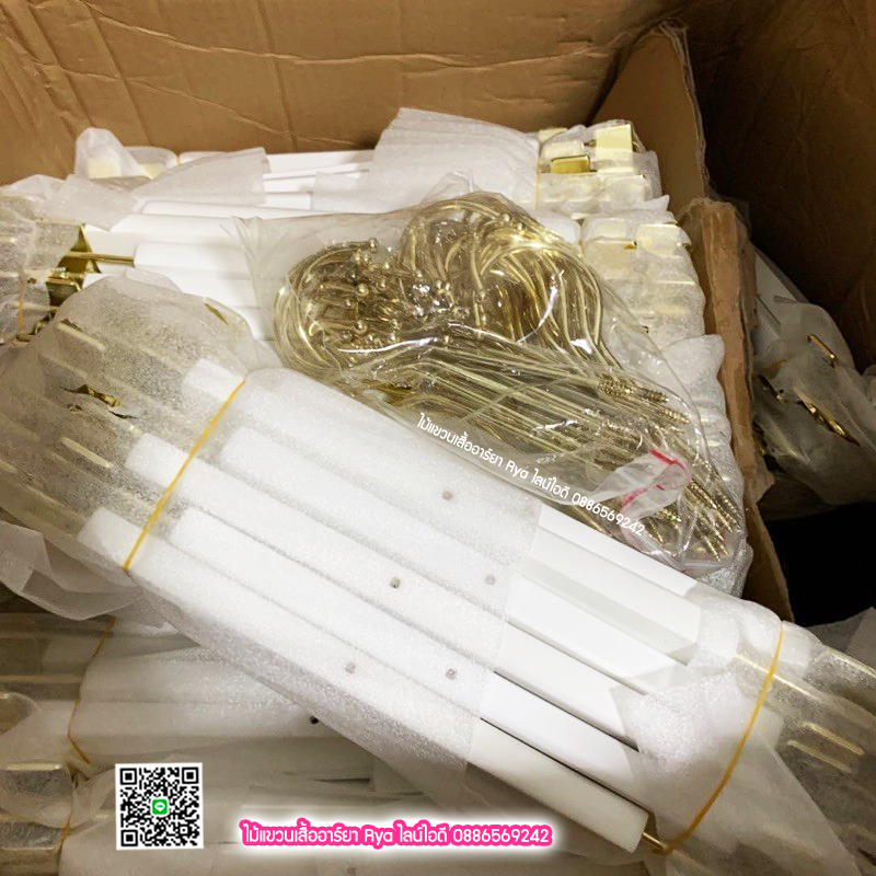 ไม้แขวนหนีบไม้แท้สีขาว ตะขอทองยาว ตัวหนีบเหล็กทองแข็งแตง ไม้หนีบกางเกง ไม้แขวนหนีบกระโปรง ไม้แขวนหนีบสวยหรูราคาประหยัด (10 โหลๆ ละ 325)