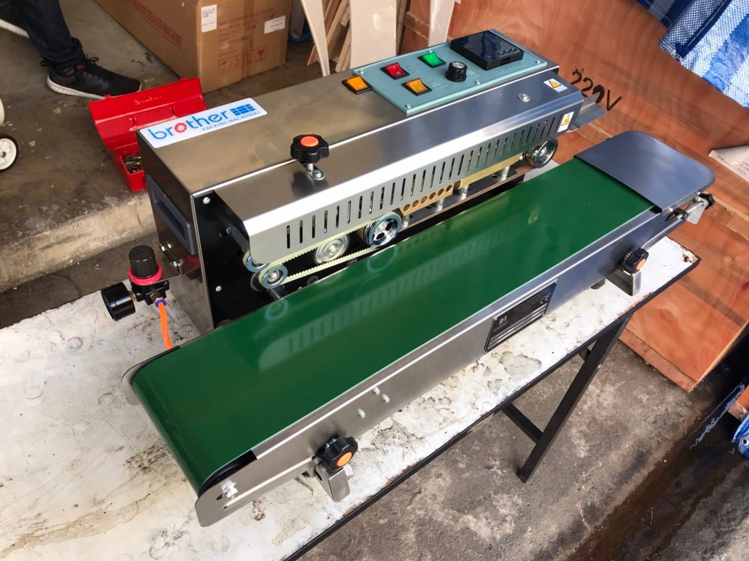 เครื่องซีลสายพาน รุ่น FR900 W/S +NITRO FILLING