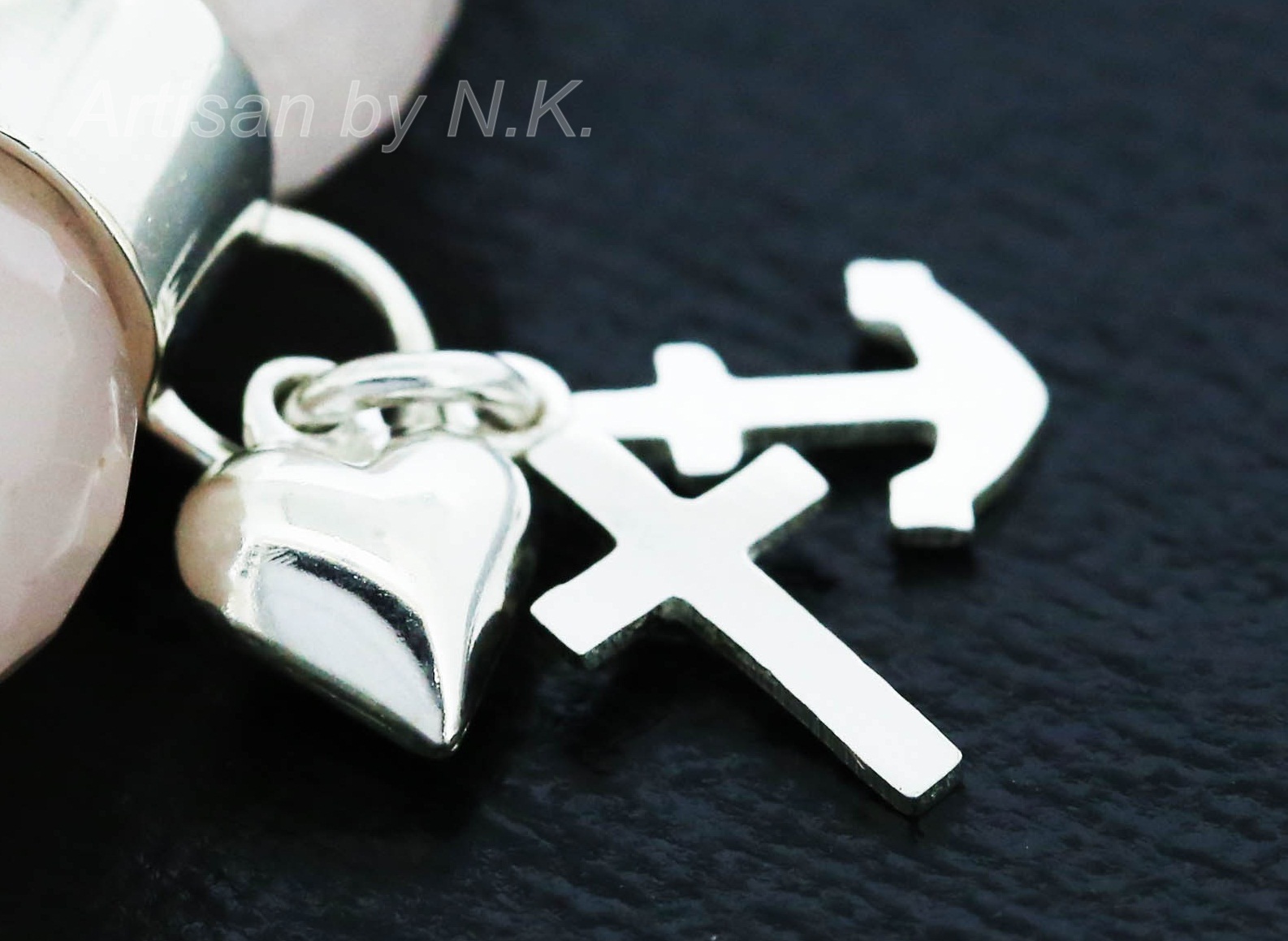 สร้อยข้อมือลูกปัดโรสควอตซ์ (Rose quartz bracelet with silver beads and charms)