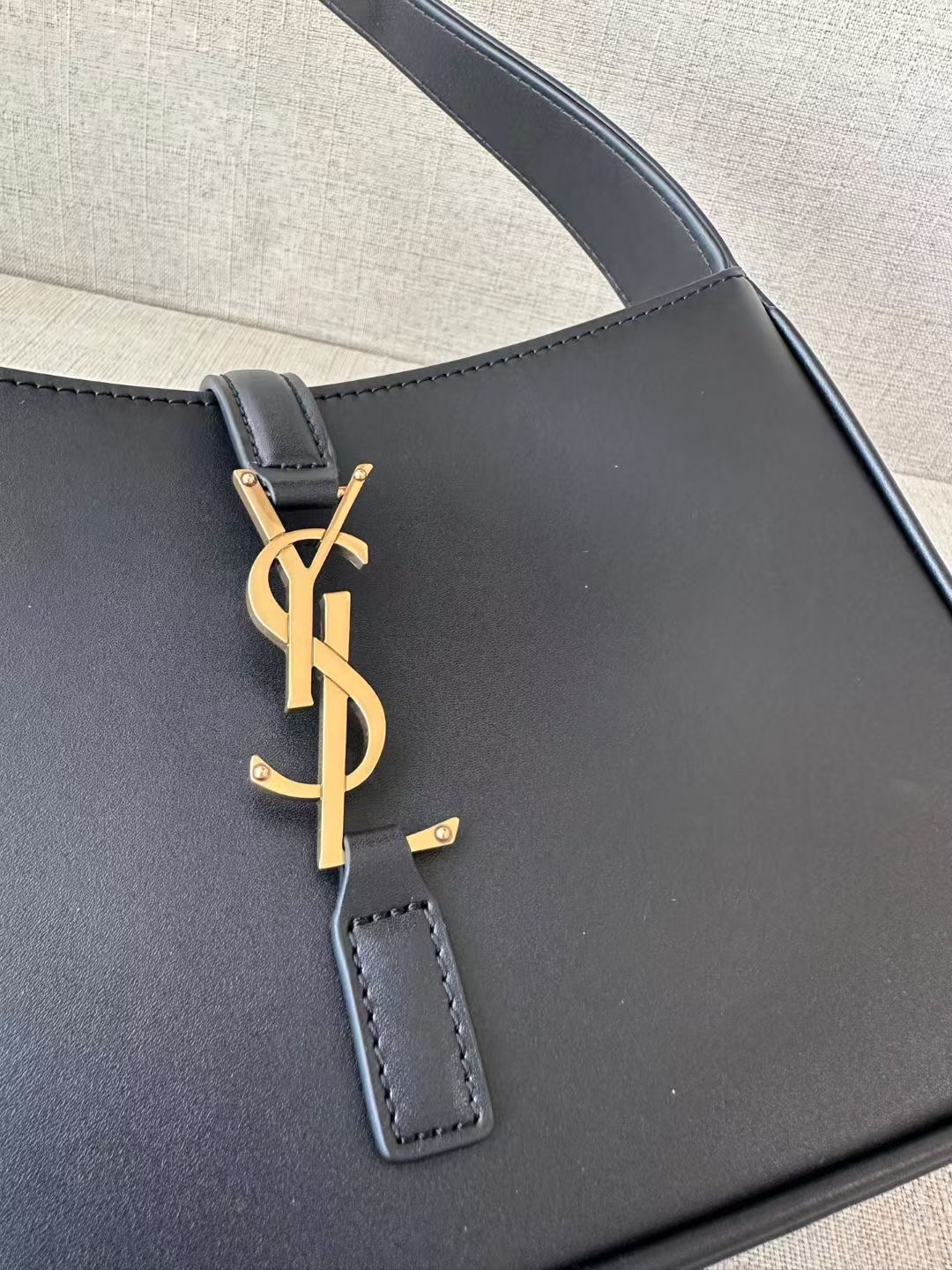 **Do** กระเป๋าหนัง YSL LE 5 À 7 IN SMOOTH LEATHER สินค้าใหม่ ของแท้
