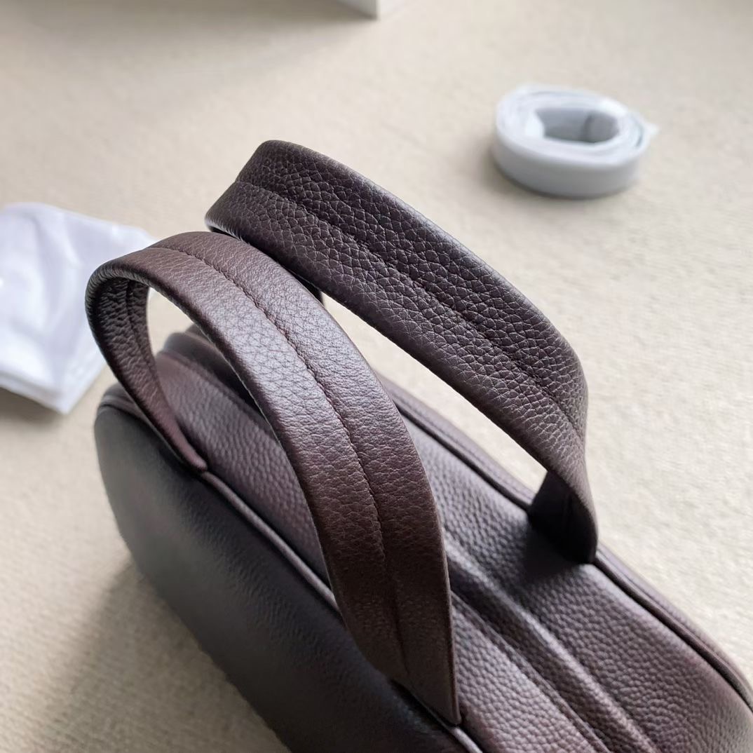 **do** กระเป๋าหนัง THE ROW TWO LOGO BOWLER BAG มี2 สี สินค้าใหม่ ของแท้