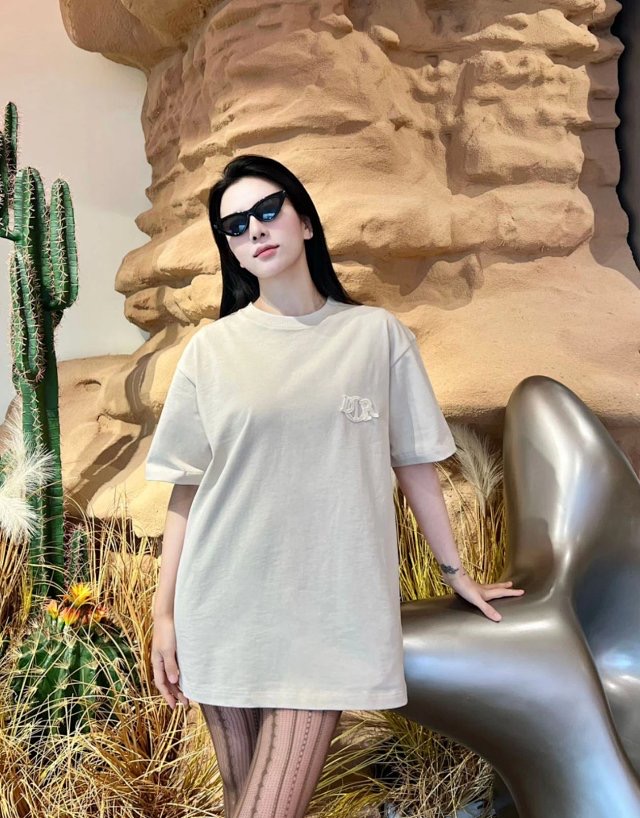 Mix**เสื้อยืด DIOR T-shirt Dior Charm dalla vestibilità comoda ใส่ได้ ชาย หญิง สินค้าใหม่ ของแท้