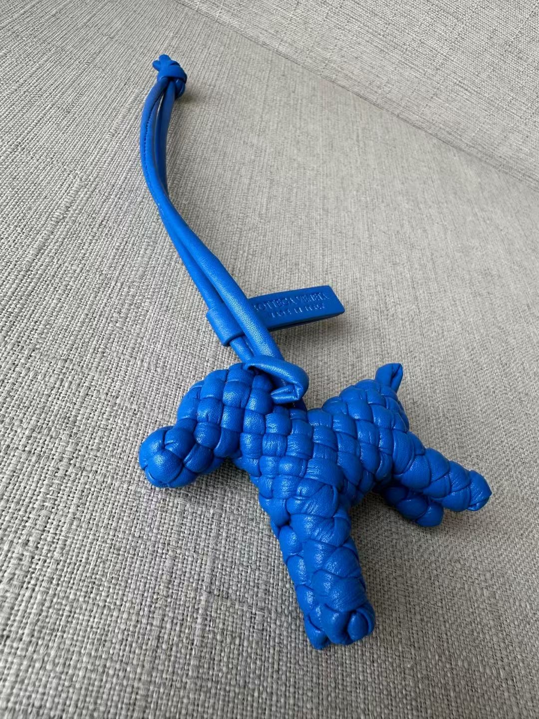 **do** ที่ห้อยกระเป๋า Bottega Dog Charm หนังแกะสาน มี 3สี ใหม่ ของแท้