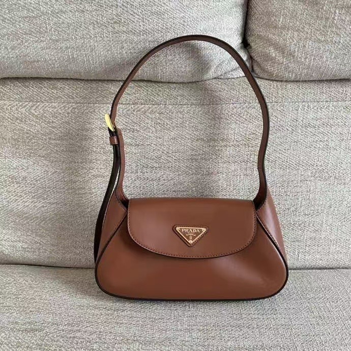 **C ** กระเป๋าหนังแท้ Prada Mini Bag ขนาด 25x14x5.5 cm สินค้าใหม่ ของแท้