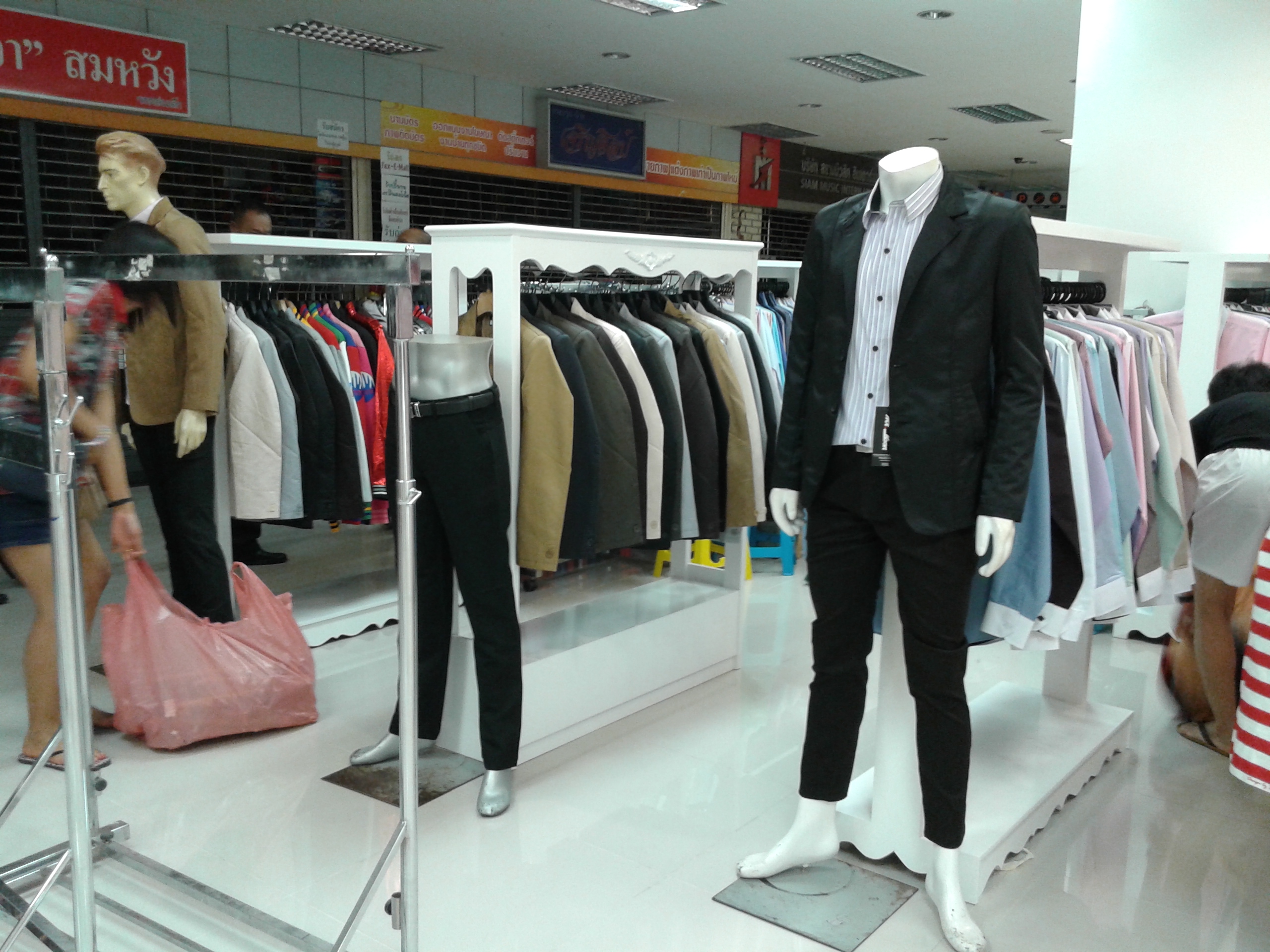 ฝ่ายขายพื้นที่ของห้าง อิมพีเรียลเวิล์ด สำโรง ติดต่ิอมาจร้า ^^