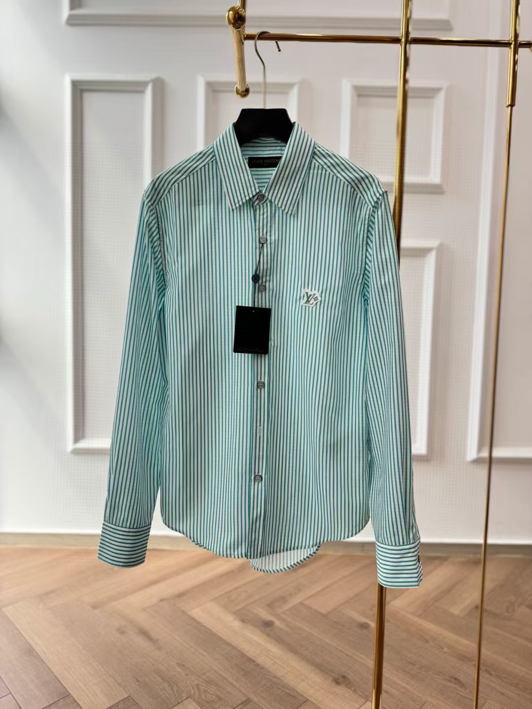 **do** เสื้อเชิ้ตลาย LV Monogram Striped โลโก้แผ่นยาง เสื้อมีลาย LV ลางๆ ใส่ได้ ชาย หญิง สินค้าใหม่ ของแท้