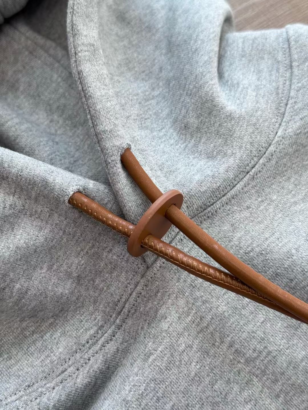 **do** เสื้อกันหนาว Loewe Relaxed fit hoodie in cotton มีเชือกหนังปรับหมวก ใส่ได้ ชาย หญิง สินค้าใหม่ ของแท้