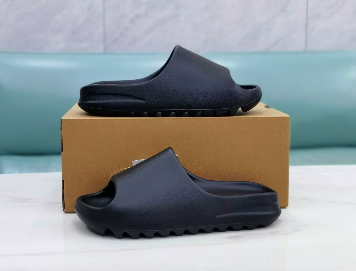 **C2** รองเท้าแตะ adidas Yeezy YEEZY slides มีไซส์ Us3-11 สินค้าใหม่ ของแท้