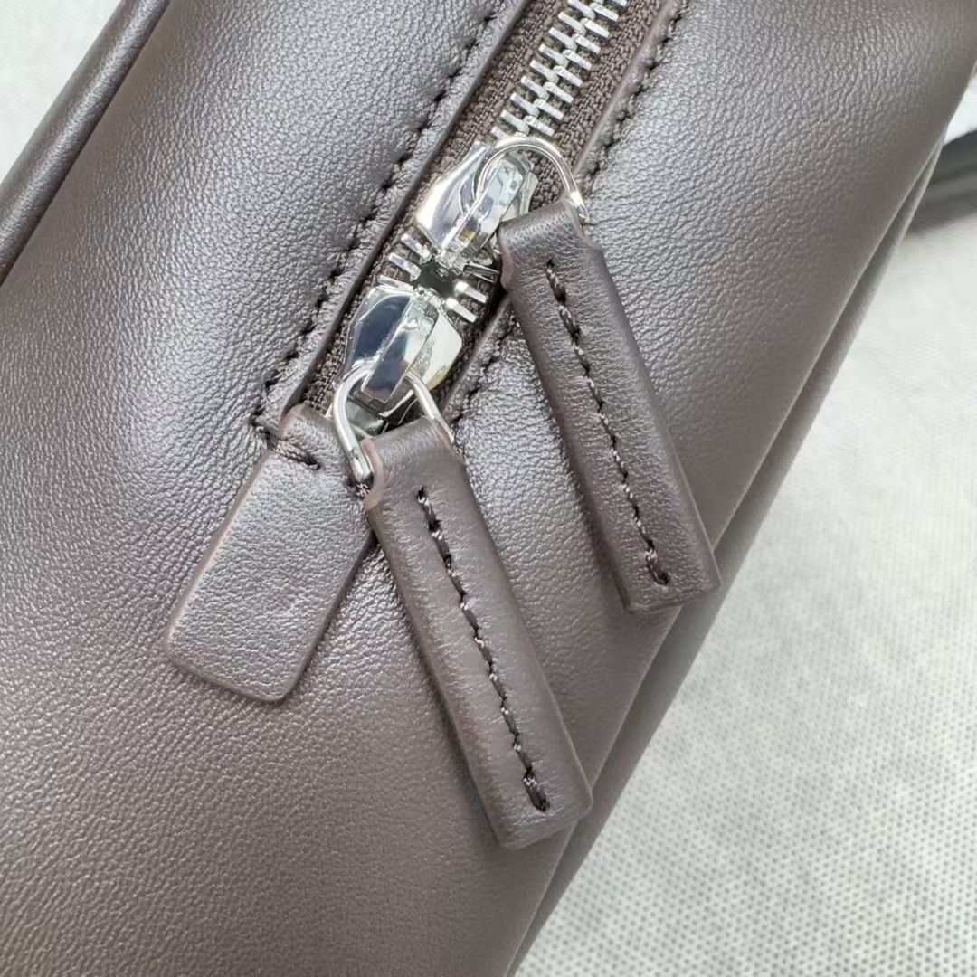 กระเป๋าหนังแกะ THE ROW Astra leather tote bag มี 2 สี หนังนุ่มมาก สินค้าใหม่ ของแท้