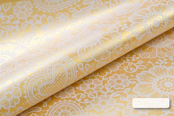 กระดาษห่อของขวัญ สีทองมุก ลายลูกไม้สีขาว