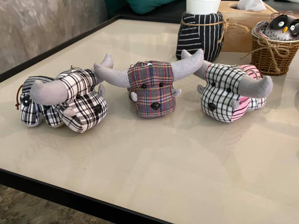 พวงกุญแจตุ๊กตาผ้าขาวม้าควายน้อย ทำจากผ้าขาวม้า งานแฮนด์เมด