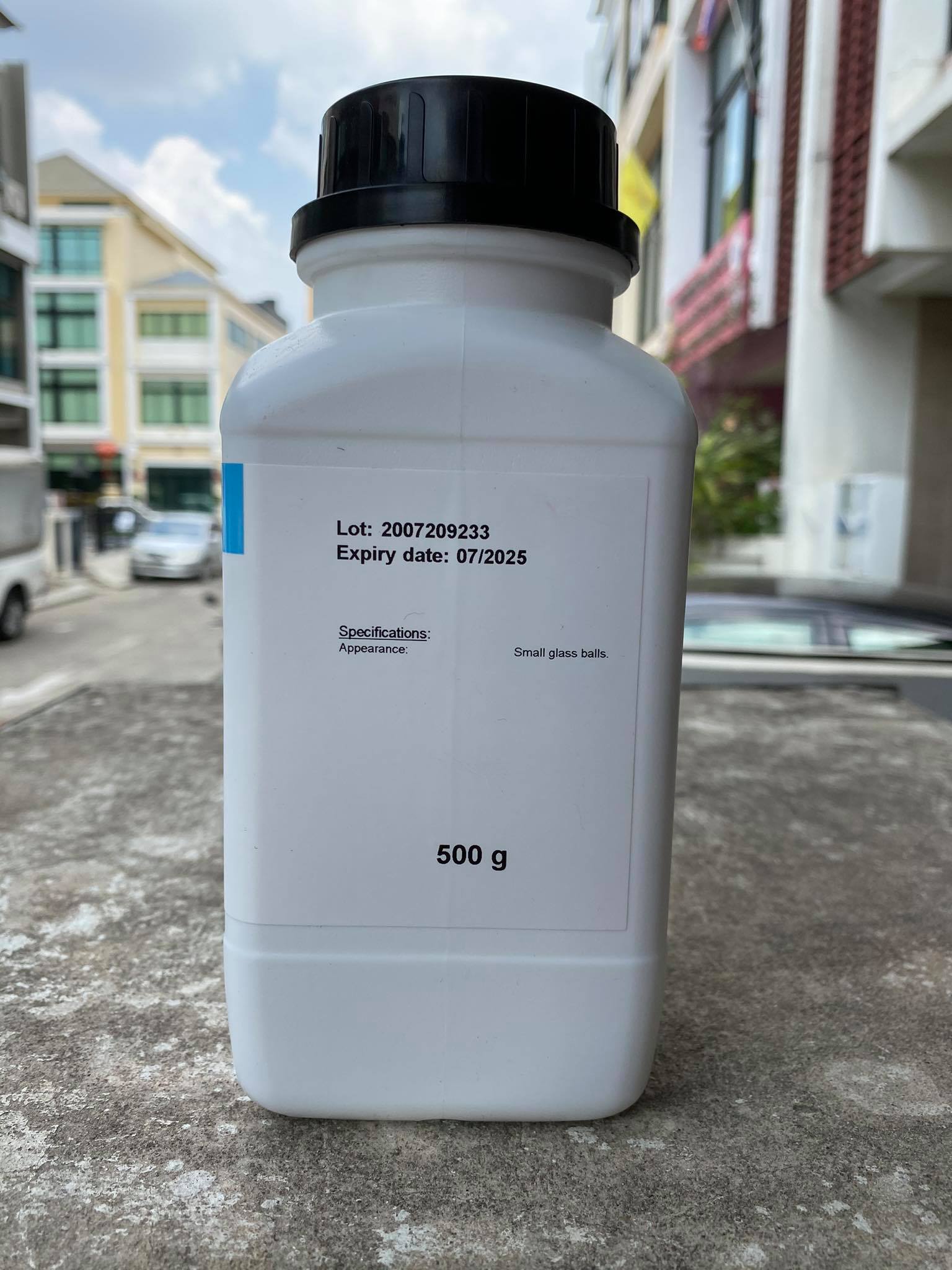 Glass ball (Glass bead หรือ Boiling chip) dia. 34 mm. (500 กรัม/ขวด