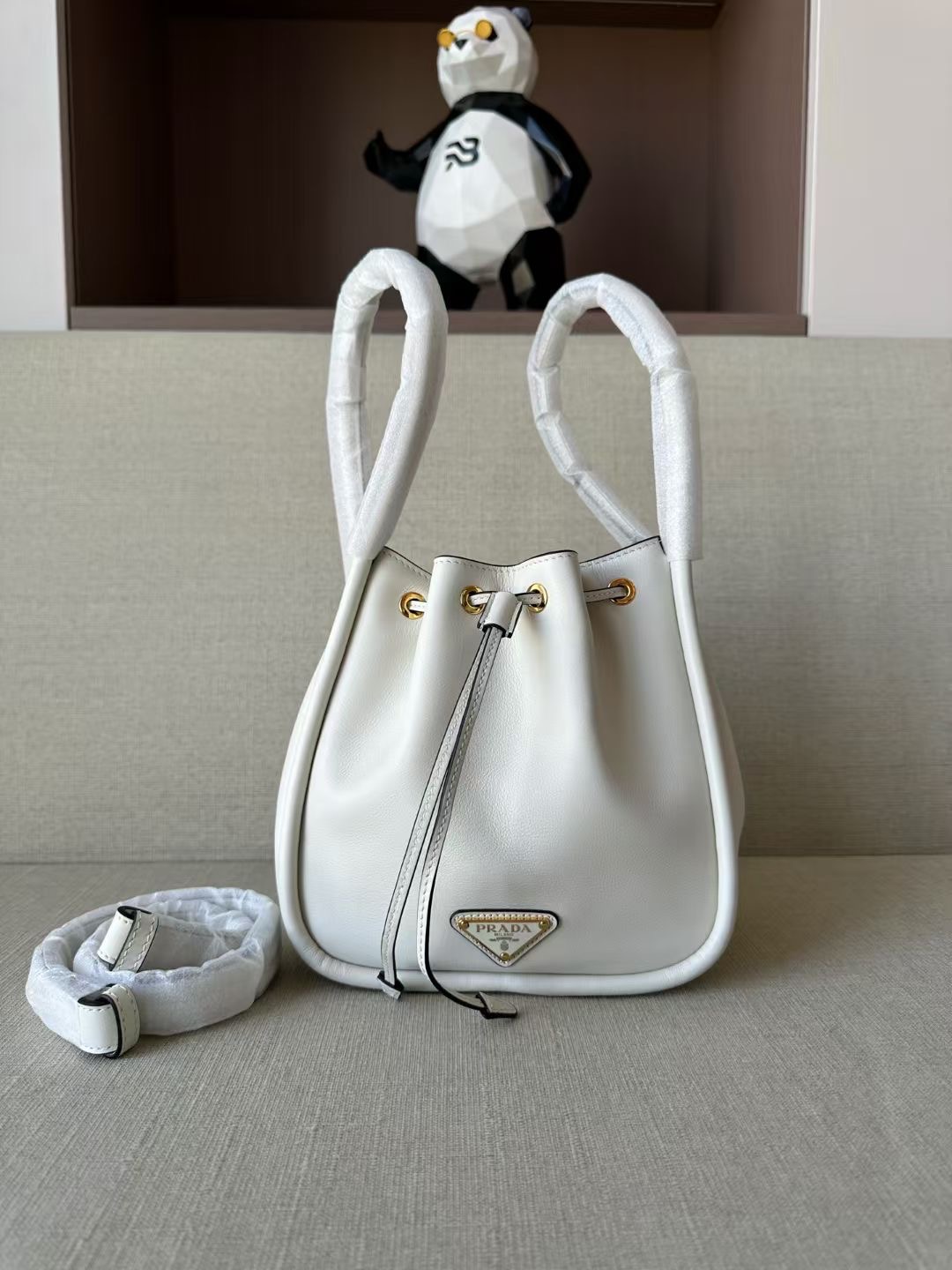 **do** กระเป๋าหนังแท้ Prada Bucket มีสายยาวเสริม สินค้าใหม่ ของแท้