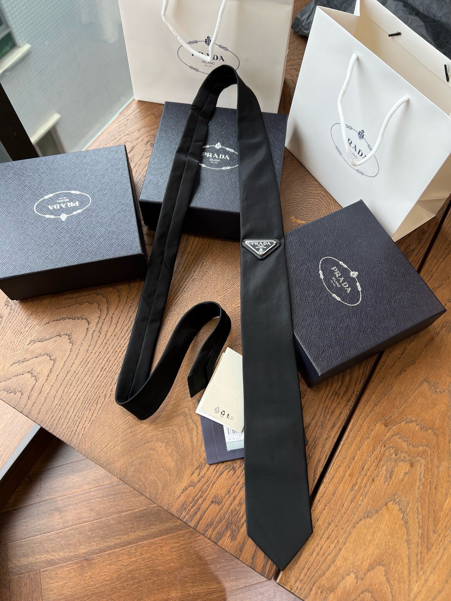 **do** เนคไท Prada Re-Nylon gabardine tie มีโลโก้นูน สินค้าใหม่ ของแท้