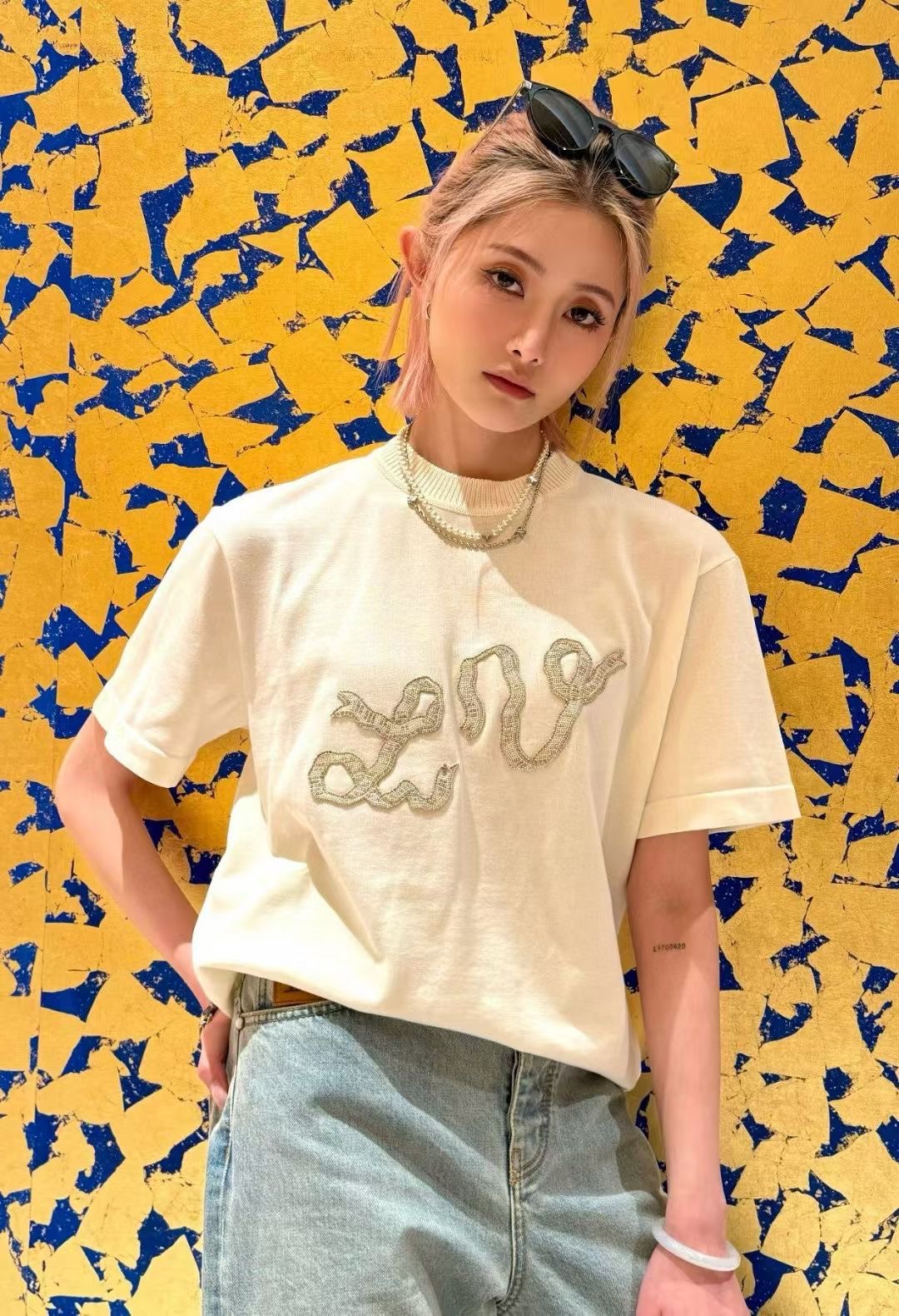 **do** เสื้อ LV เสื้อคอกลมแขนสั้นผ้าคอตตอนแต่งดีเทลปักลาย ใส่ได้ ชาย หญิง สินค้าใหม่ ของแท้