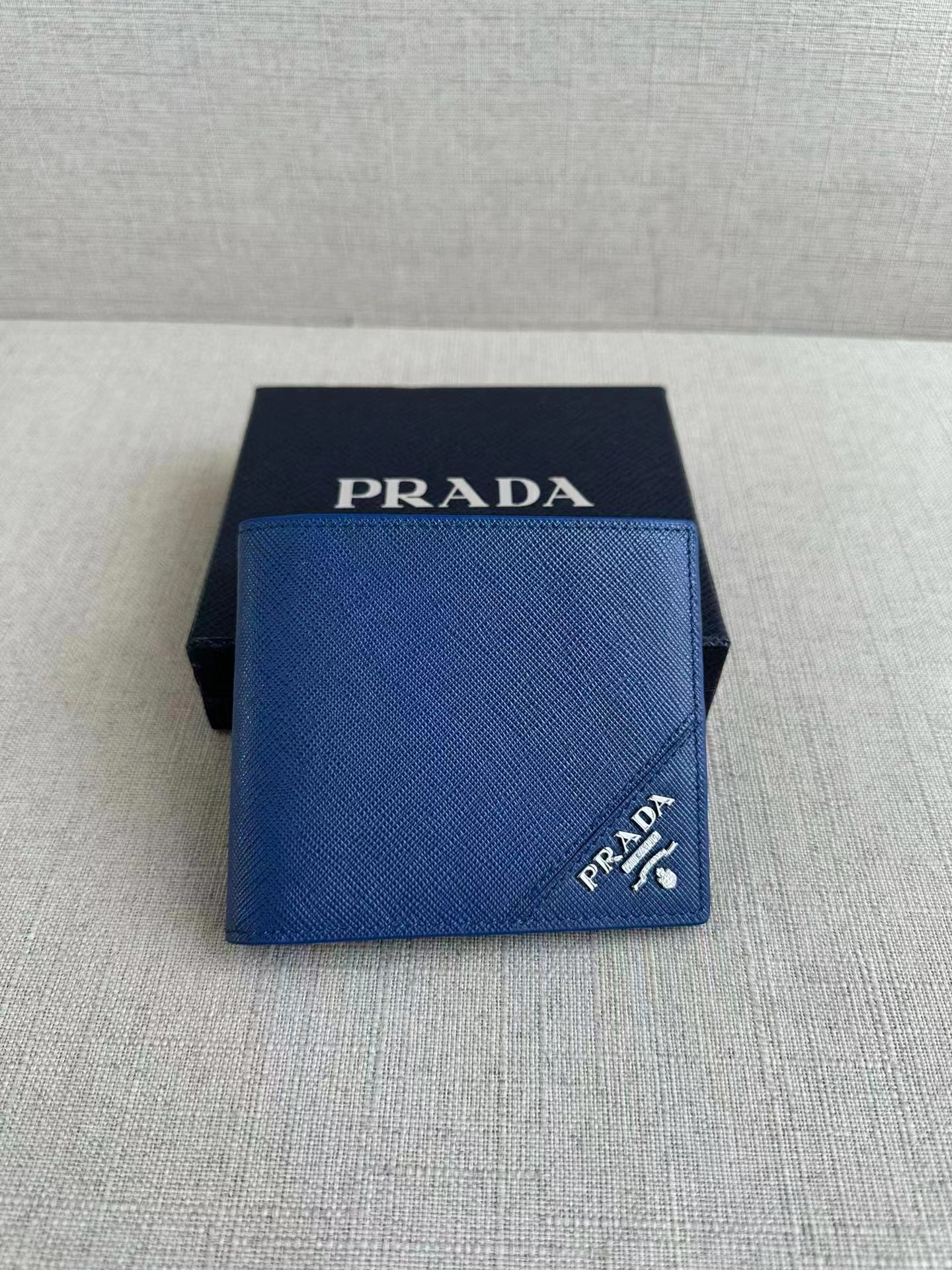 **do** กระเป๋าเงินใบสั้น Prada หนังแท้ ช่องเสียบบัตร 8 ใบ สินค้าใหม่ ของแท้