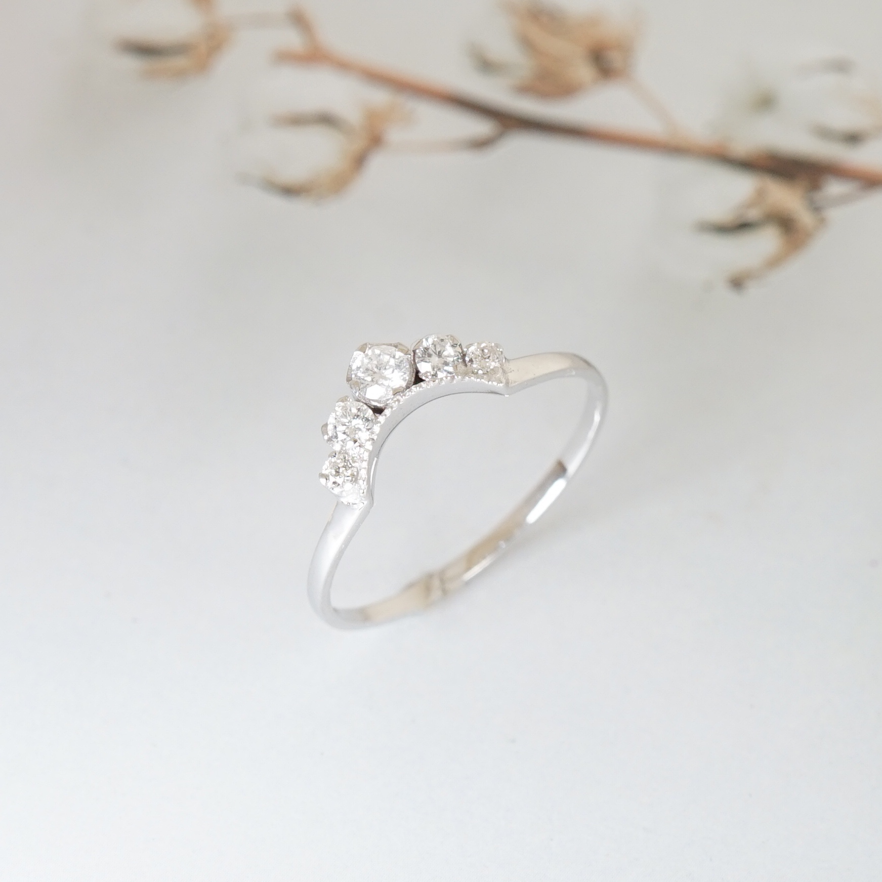 Little Tiara Diamond Ring แหวนเพชรแท้รูปทรงน่ารักที่เราได้รับแรงบันดาลใจมาจากมงกุฎอันจิ๋วๆที่สาวๆทุกคนต้องเคยใส่สมัยเด็กๆตอนเป็นเล่นเป็นเจ้าหญิง