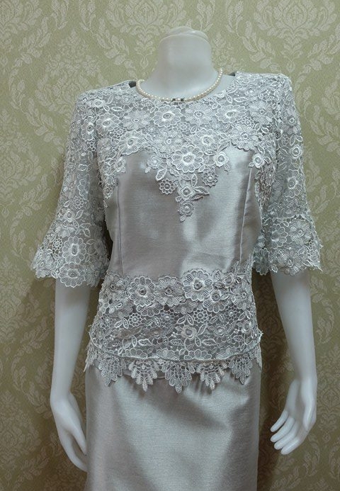 ชุดผ้าไหมอิตตาลี ชุดผ้าไหม อัดผ้ากาวทั้งตัว แต่งด้วยลูกไม้นอกสอดดิ้น แขนสามส่วน สีเงิน เสื้อ+กระโปรงยาวทรงหางปลา เบอร์ 38