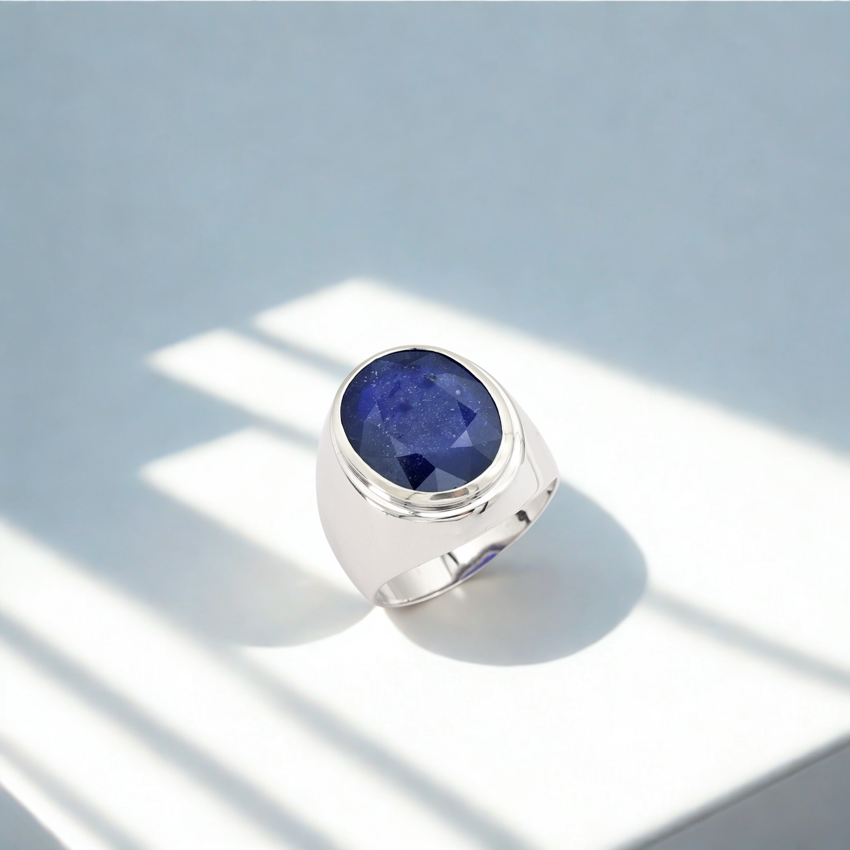 Crafted for the bold. แหวนเงินแท้ 925 ชุบทองขาว ฝังไพลินแท้ เจียระไนเหลี่ยมธรรมชาติ