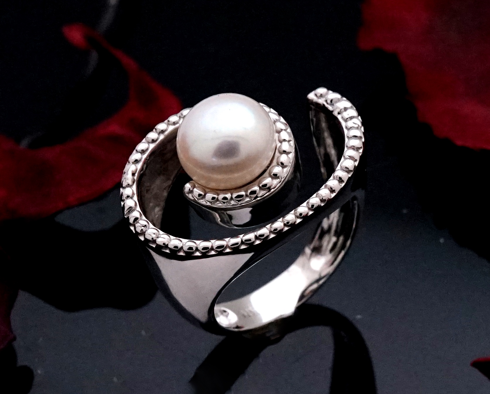 แหวนเงินแท้ฝัง มุกแท้ และ เพชร CZ (Silver Ring with Fresh water pearl and CZ)