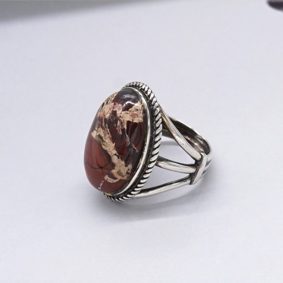 แหวนเงิน #แจสเปอร์ (Silver Ring with Jasper) เสริมบารมีด้านการงาน กระตุ้นการตัดสินใจ ช่วยให้มีกระบวนการคิดวิเคราะห์อย่างเป็นระบบ เสริมเสน่ห์ สร้างความรัก และความเข้าใจระหว่างคู่สามีภรรยา ทั้งยังช่วยลดความเครียดได้อีกด้วย