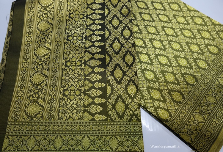ผ้าไหมเกษตร คุณภาพดี ราคาถูก มีลายจีบหน้านางในตัว (สีเขียวไพร)