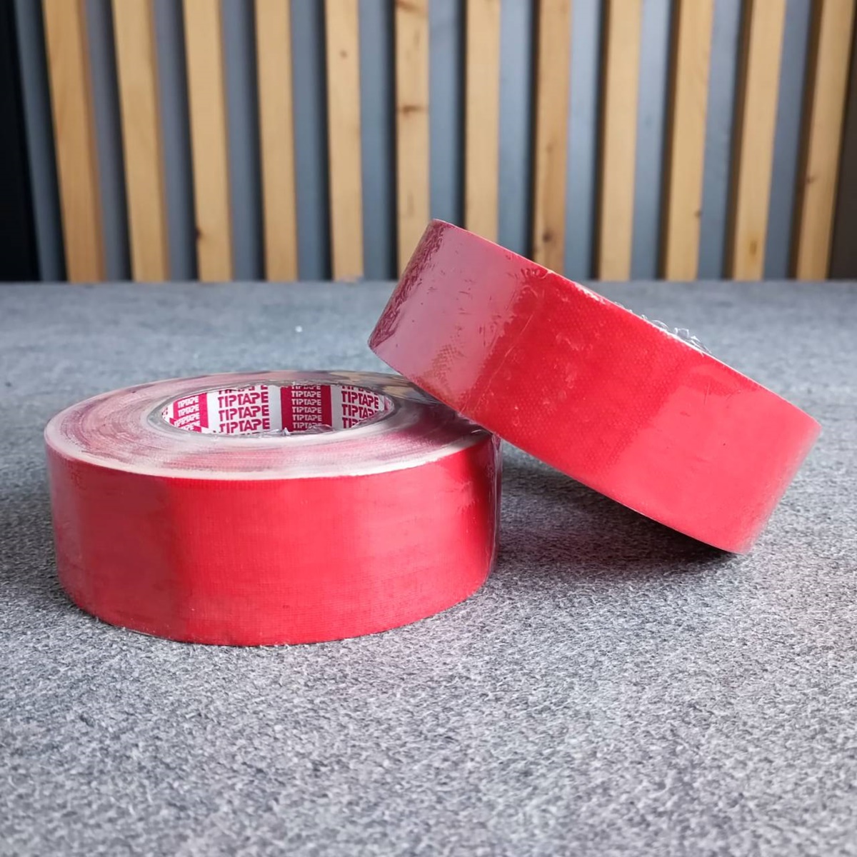 1ม้วน สีแดง แร็คซีน2นิ้ว 50หลา เทปกาว2" เทปกาว2นิ้ว เทป อุปกรณ์สำหรับงานเวที แร็คซีนสีแดง แร็คซีนยาว50หลา แร็คซีน50หลา เอไอ-ไพศาล
