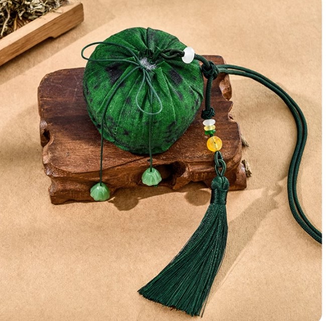 ถุงผ้าใส่เครื่องหอม ถุงผ้า ทรงกลม ออกแบบ เป็น ดอกบัว สีเขียว ห้อยพู่ ของชำร่วย ไอเดียเก๋ 365616
