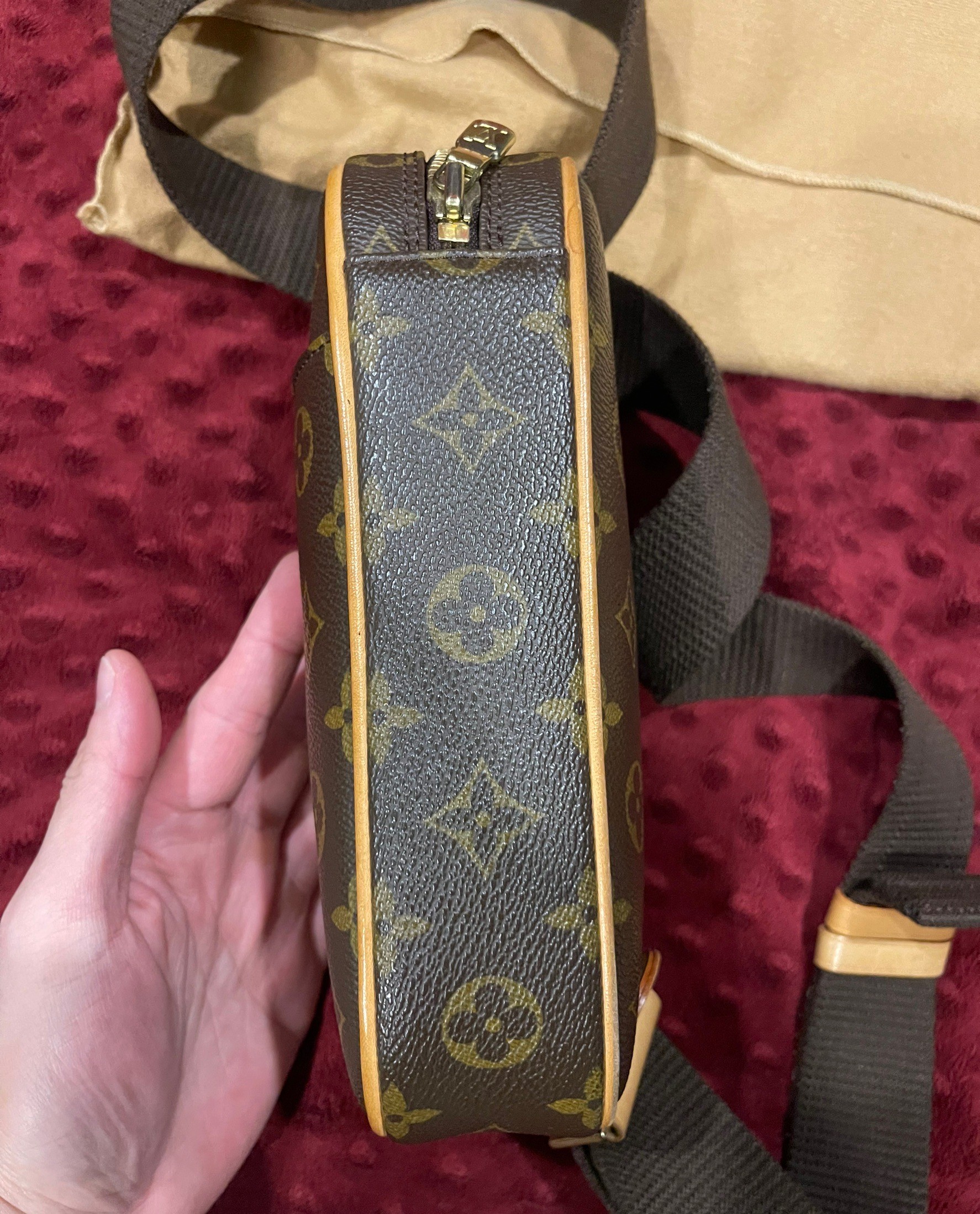 Louis Vuitton Pochette Gange กระเป๋า คาด-อก รุ่น Classic สภาพ 90 % หายาก