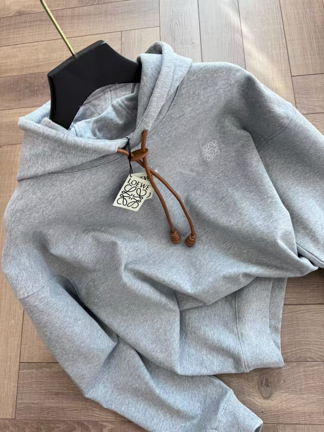 **do** เสื้อกันหนาว Loewe Relaxed fit hoodie in cotton มีเชือกหนังปรับหมวก ใส่ได้ ชาย หญิง สินค้าใหม่ ของแท้