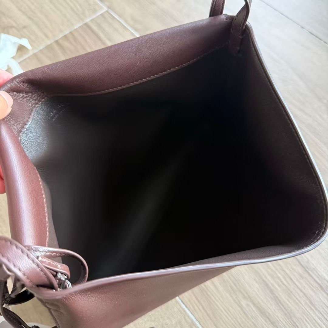 กระเป๋าหนังแกะ The Row Nan Shoulder Bag in Leather มี 2 สี มีกระเป๋าเล็กห้อย สินค้าใหม่ ของแท้