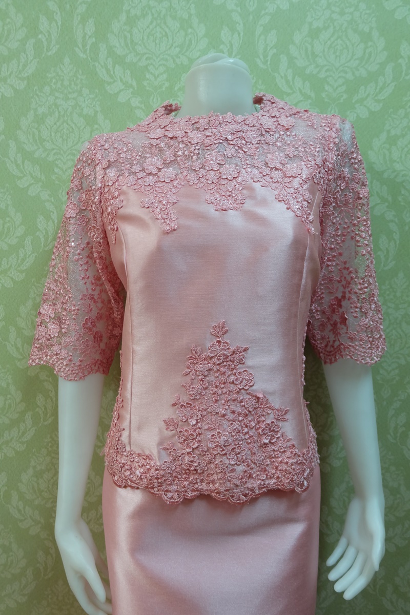 ชุดผ้าไหมอิตาลี อัดผ้ากาวทั้งตัว แต่งด้วยลูกไม้ฝรั่งเศสด้านหน้าและด้านหลัง แขนสามส่วน เสื้อ+กระโปรงยาว สีโอรสชมพู เบอร 40