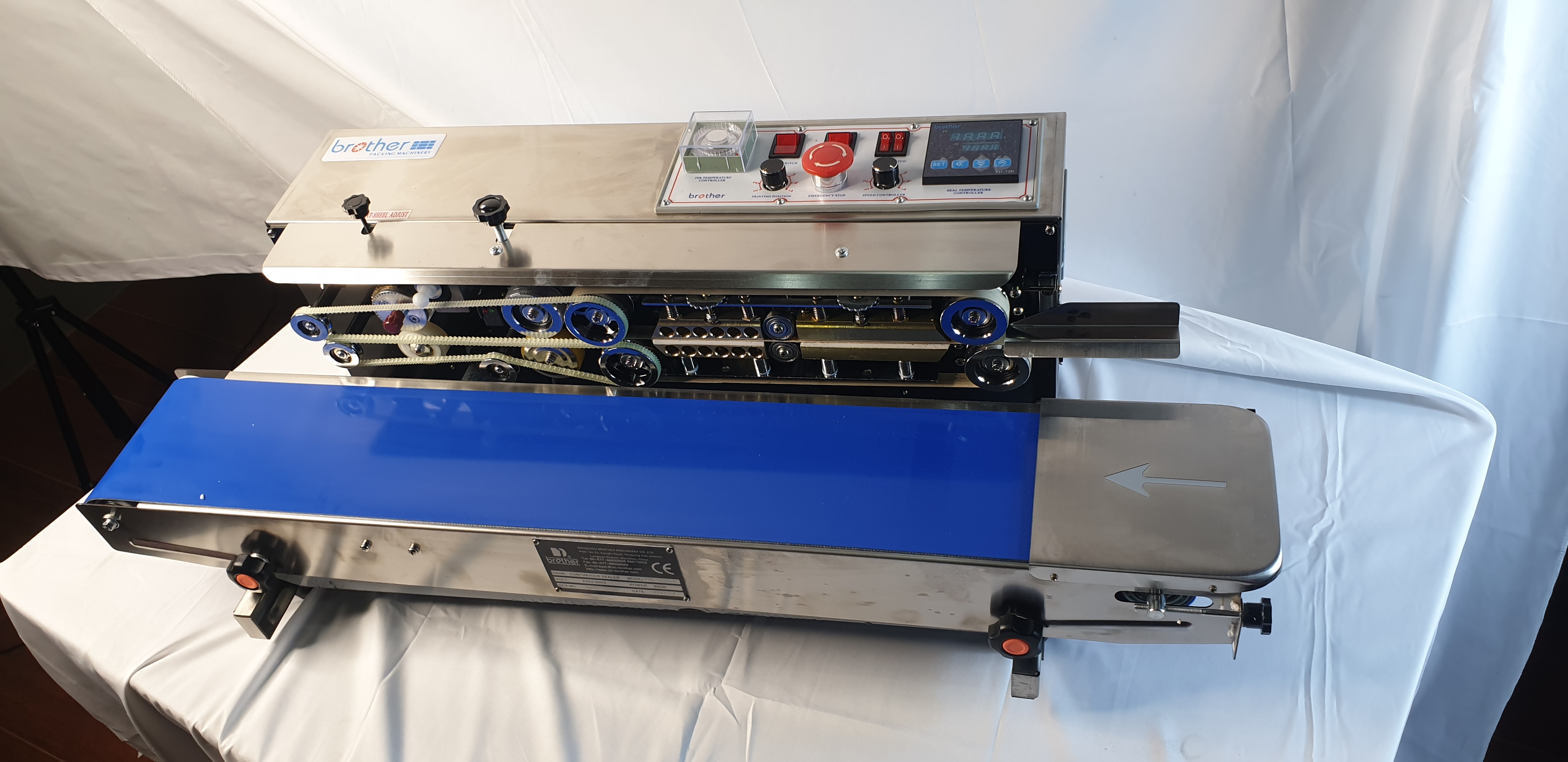 เครื่องซีลสายพาน รุ่น SF-150 W