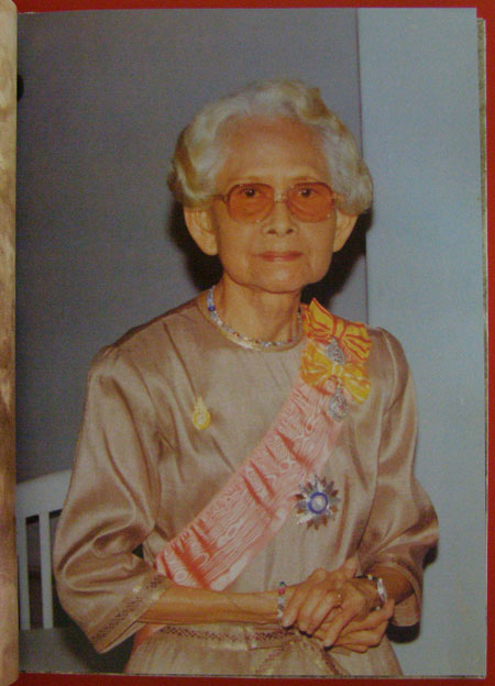 สมเด็จพระศรีนครินทราบรมราชชนนี 003465 (1)