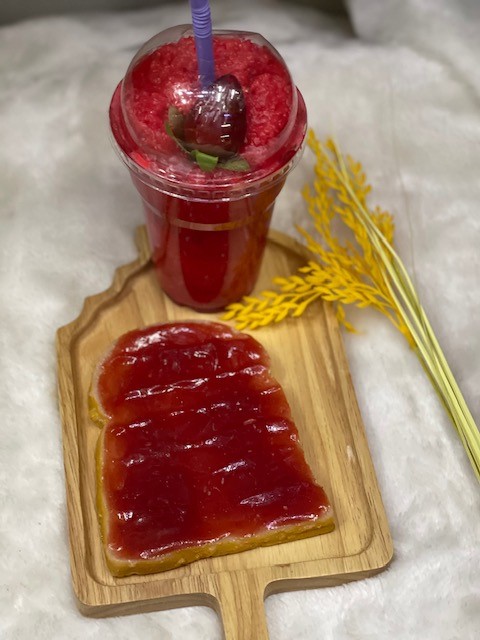 โมเดลขนมปังปิ้งปลอมแยมสตอเบอรี่