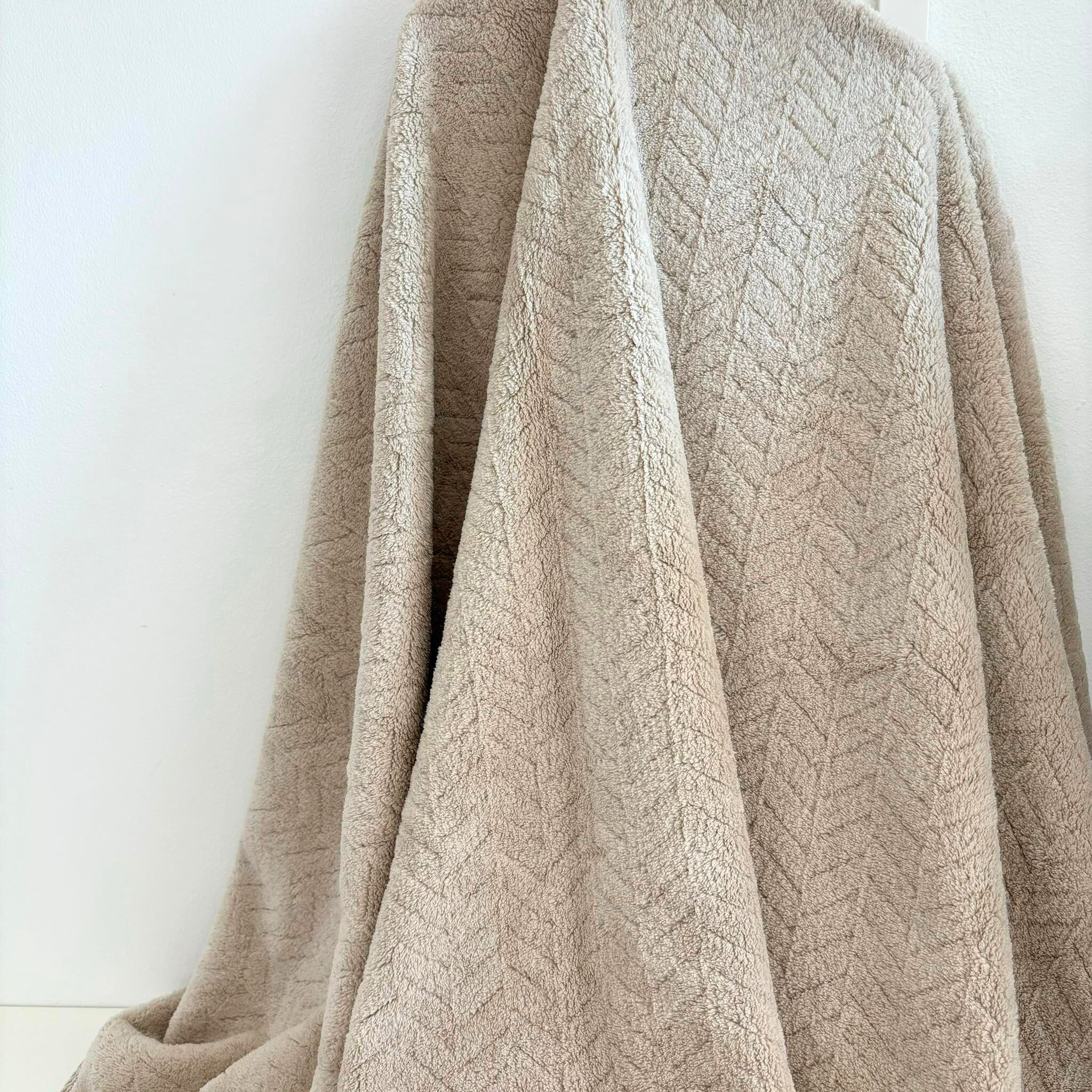 🍀HAVEN Towel Microfiber รุ่น NANO VELVET EMILY EMBOSS🍀ผ้าเช็ดตัว ผ้าขนหนู ไมโครไฟเบอร์ ขนาด 28*56 นิ้ว HAVEN แท้💯Taupe