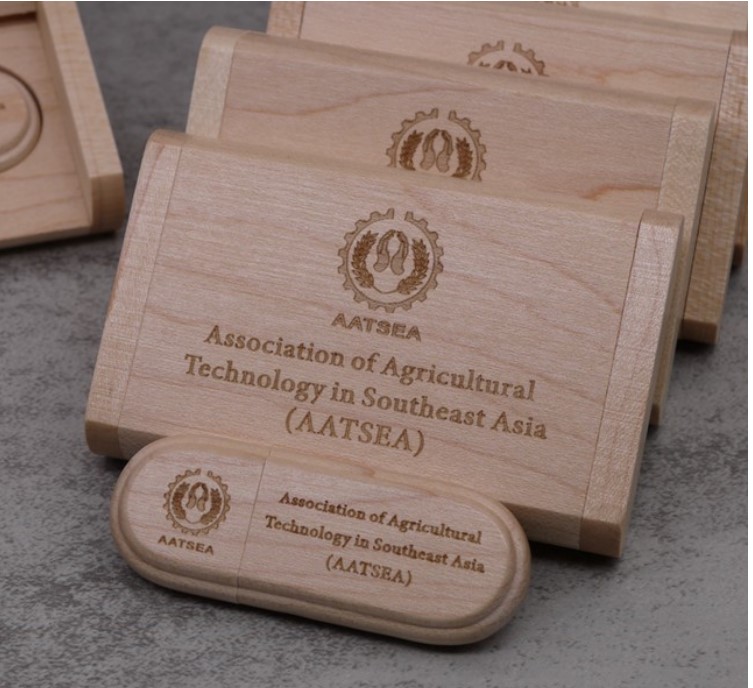 Usb Flash drive ลายไม้ สามารถ พิมพ์ โลโก้ ร้านค้า ชื่อ คู่บ่าวสาว ของขวัญ ระดับ พรีเมี่ยม มาพร้อมแพ็คเกจ กล่องไม้สุดหรู 263499