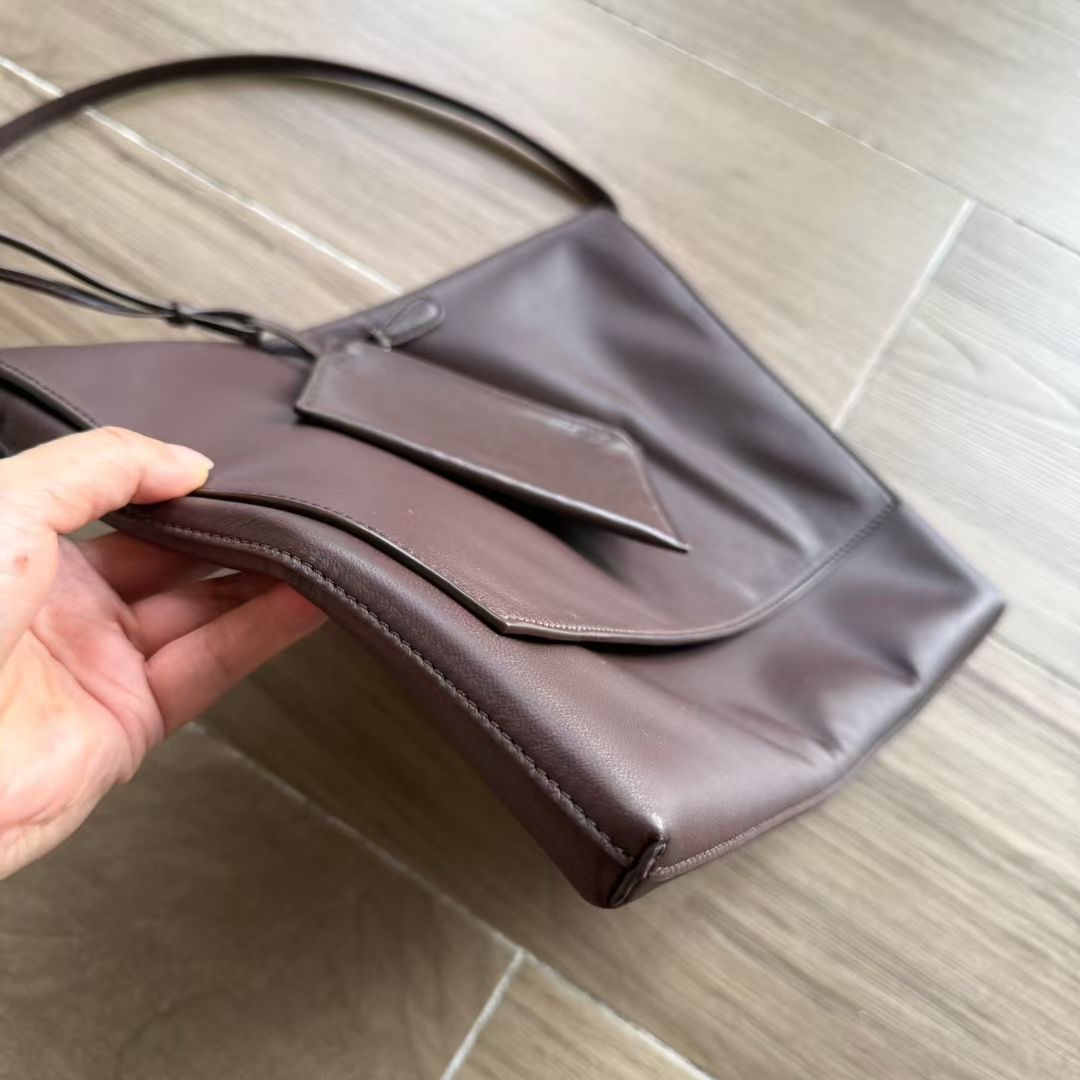 กระเป๋าหนังแกะ The Row Nan Shoulder Bag in Leather มี 2 สี มีกระเป๋าเล็กห้อย สินค้าใหม่ ของแท้