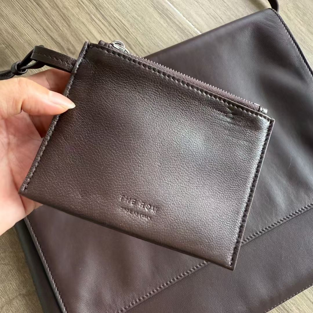 กระเป๋าหนังแกะ The Row Nan Shoulder Bag in Leather มี 2 สี มีกระเป๋าเล็กห้อย สินค้าใหม่ ของแท้