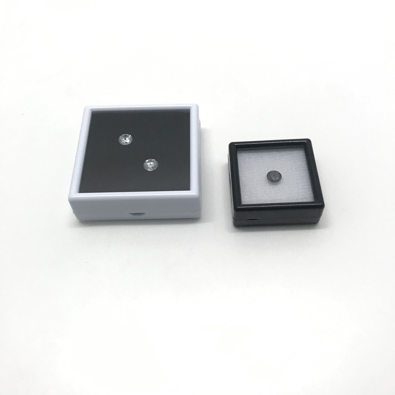 กล่องพลอย กล่องใส่พลอย 4x4Cm. กล่องพลอยสีดำพื้นสีขาว กล่องโชว์เพชรพลอย กล่องใส่จิวเวลรี่ กล่องใส่อัญมณี พื้นเป็นกำมะหยีรองด้วยฟองน้ำ