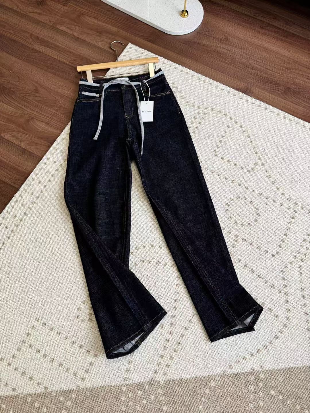กางเกงยีนส์ขาตรง The Row มีผ้าคล้องเอว ของผู้หญิง สินค้าใหม่ ของแท้