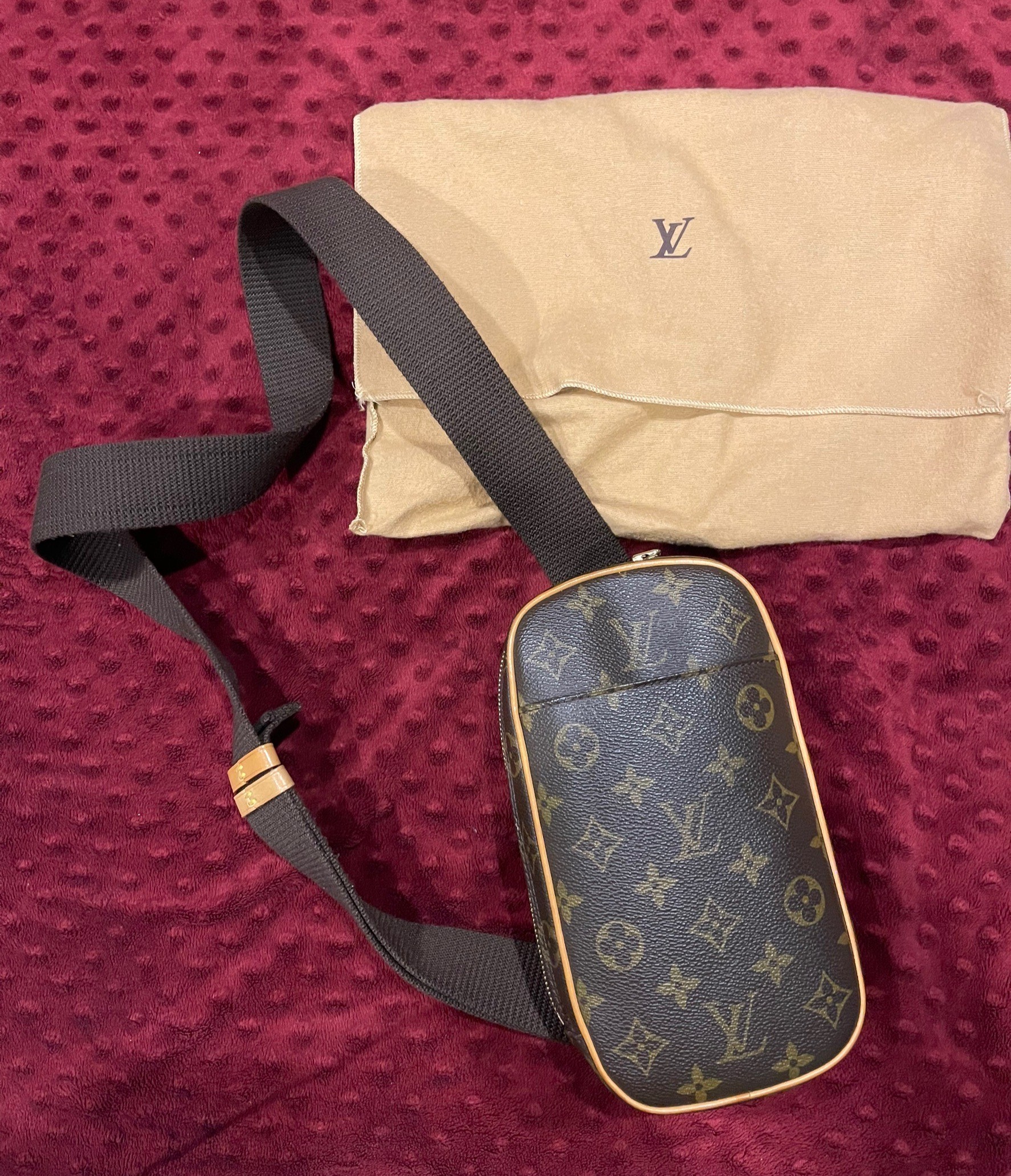Louis Vuitton Pochette Gange กระเป๋า คาด-อก รุ่น Classic สภาพ 90 % หายาก