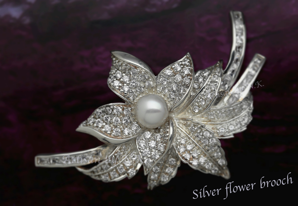 เข็มกลัดเสื้อทำจากเงินแท้ฝังมุกแท้ (Silver flower brooch with fresh water pearl)