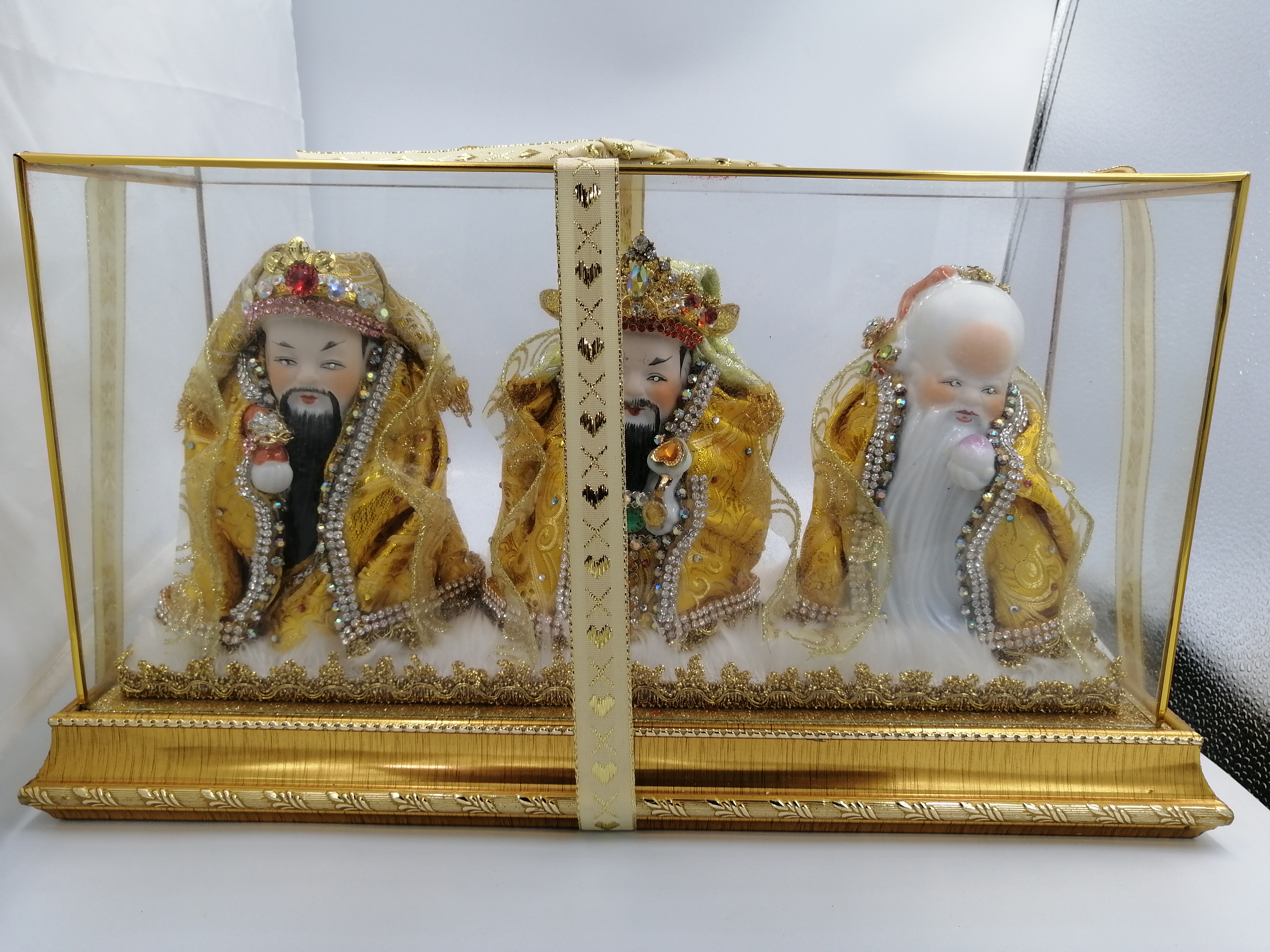 [ของเก่า] ฮก ลก ซิ่ว พร้อมตู้กระจก (สินค้ามีตำหนิ)