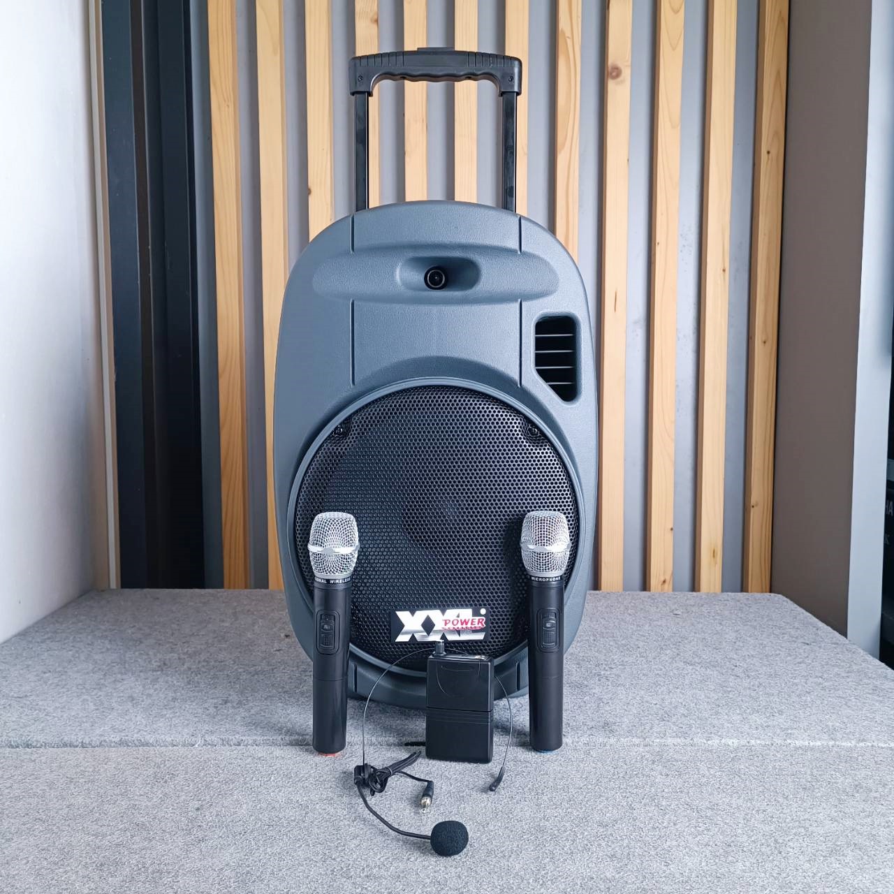 XXL XXL-712 ลำโพงล้อลาก ไมค์ลอย UHF ตู้ลำโพงเคลื่อนที่ 12 นิ้ว พร้อมไมค์ลอย UHF มีบลูทูธ แบตเตอรี่ชาร์จในตัว XXL12 XXL 12 เอไอ-ไพศาล