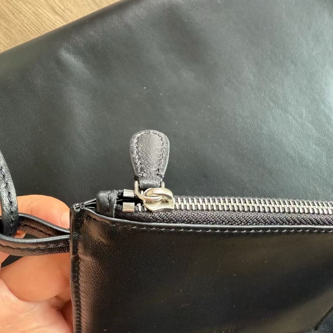 กระเป๋าหนังแกะ The Row Nan Shoulder Bag in Leather มี 2 สี มีกระเป๋าเล็กห้อย สินค้าใหม่ ของแท้