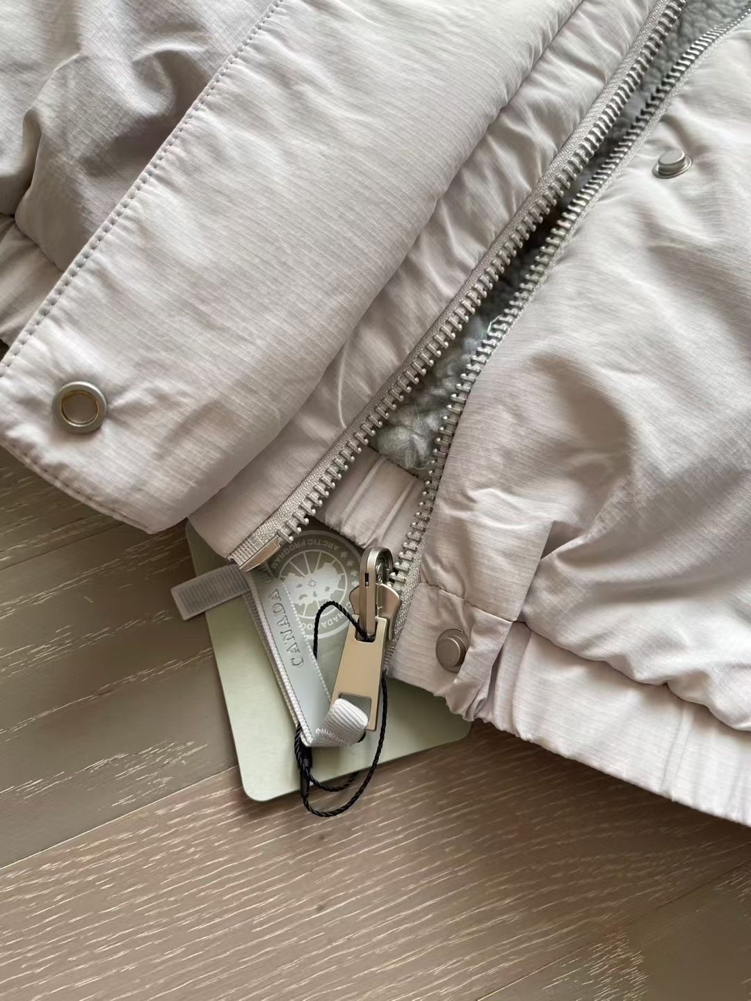 เสื้อกันหนาวมีฮู้ดใส่ได้ 2 ด้าน Canada Goose Women's Alberni Reversible Fleece Bomber Jacket มี 3 สี สินค้าใหม่ ของแท้